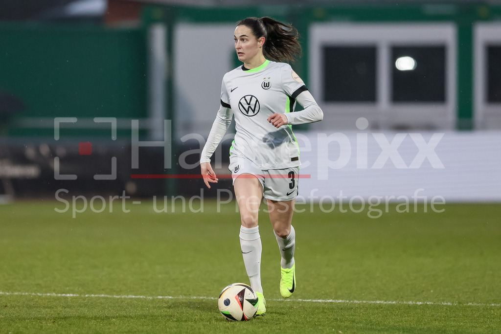 Fussball, Google Pixel Frauen-Bundesliga, SV Werder Bremen - VfL Wolfsburg | v.li.: Caitlin Dijkstra (VfL Wolfsburg, 3) am Ball, Freisteller, Einzelbild, Ganzkörper, Aktion, Action, Spielszene, DIE DFB-RICHTLINIEN UNTERSAGEN JEGLICHE NUTZUNG VON FOTOS ALS SEQUENZBILDER UND/ODER VIDEOÄHNLICHE FOTOSTRECKEN. DFB REGULATIONS PROHIBIT ANY USE OF PHOTOGRAPHS AS IMAGE SEQUENCES AND/OR QUASI-VIDEO.