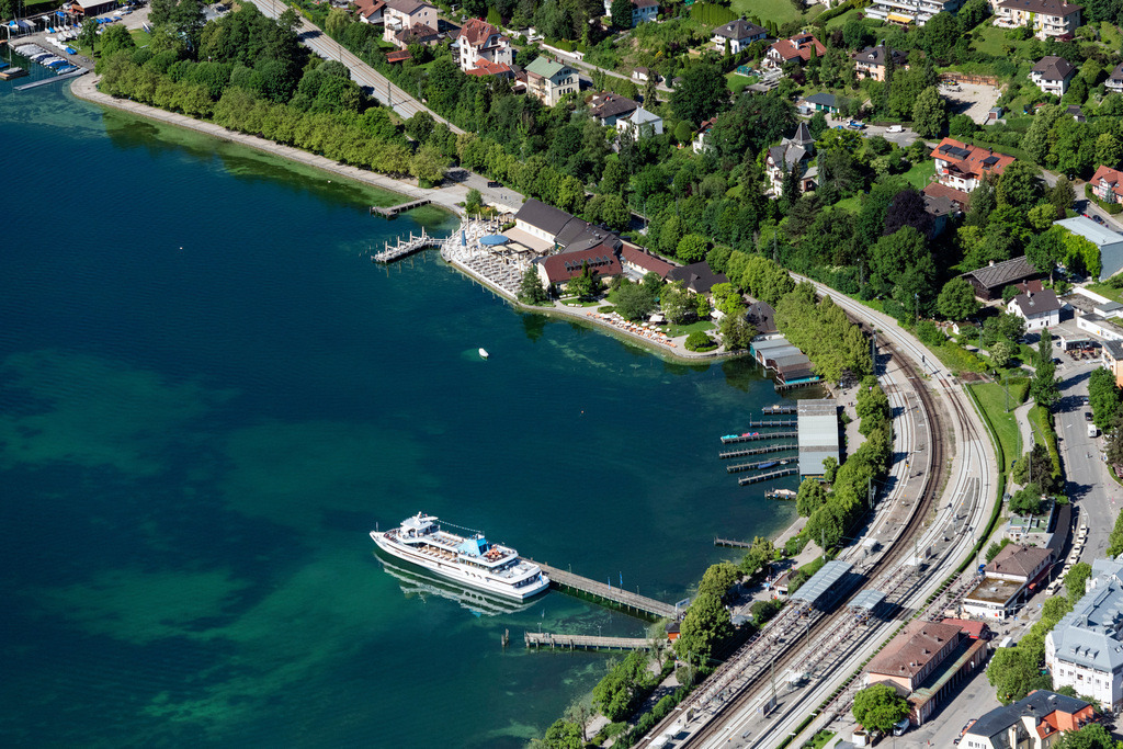 dr__0053579.jpg | STARNBERG 12.06.2020 Uferbereiche am Seegebiet des Starnberger See und der Schiffsanlagesteg der Bayerischen Seenschifffahrt in Starnberg im Bundesland Bayern, Deutschland. Weiterführende Informationen bei: Bayerische Seenschifffahrt GmbH. // Riparian areas on the lake area of Starnberger See and of Schiffsanlagesteg of Bayerischen Seenschifffahrt in Starnberg in the state Bavaria, Germany. Further information at: Bayerische Seenschifffahrt GmbH. Foto: Daniel Reiter