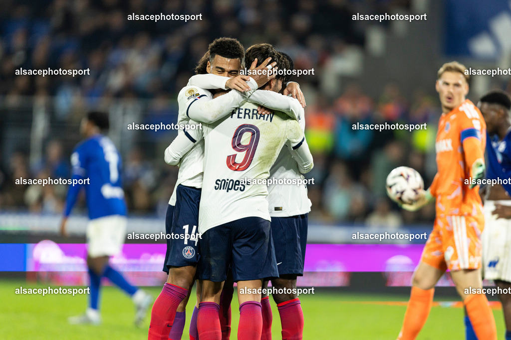 9L6A0984 | Joie des joueurs de l'equipe de Paris Saint-Germain (PSG) apres le but de Désiré Doué #14 (PSG) - Realisiert mit Pictrs.com