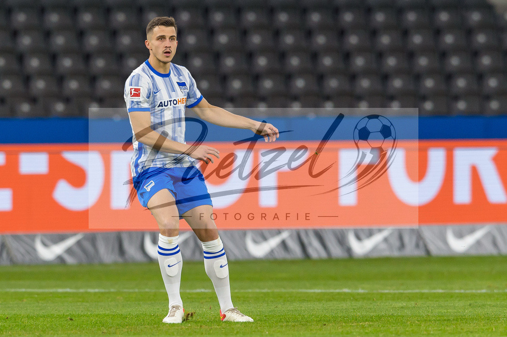 HERBOC20220204_211 | Fussball, Herren: Marc Oliver Kempf (Hertha BSC) schaut bei dem Spiel der 1. Bundesliga zwischen Hertha BSC und VfL Bochum im Olypiastadion am 04.02.2022 in Berlin, Deutschland.DFB / DFL REGULATIONS PROHIBIT ANY USE OF PHOTOGRAPHS AS IMAGE SEQUENCES AND/OR QUASI-VIDEO. - Realisiert mit Pictrs.com