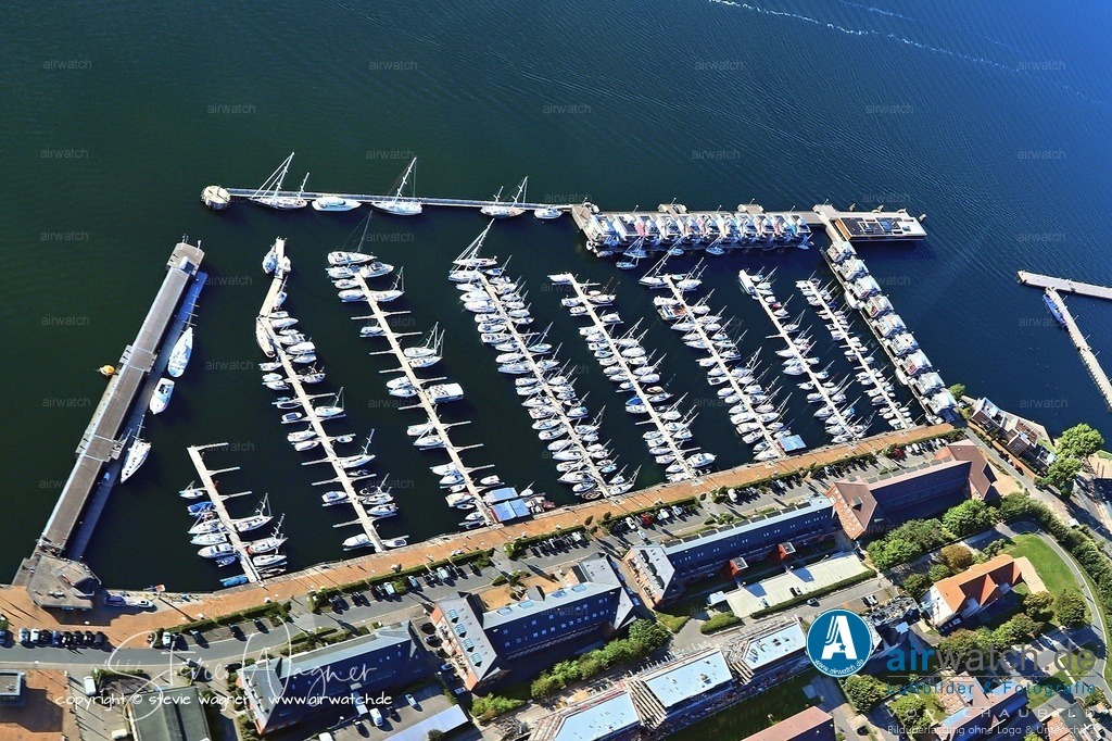 Luftbild Marina Sonwik - Die Marina ist Teil des Sonwik Yachtclub e.V.  | Die Marina ist Teil des Sonwik Yachtclub e.V. und beherbergt jährlich Segelregatten wie den „Deutschen Company Cup“, die „Sonwik Herbst Cup“, die „Must Double-Hand-Challange“ und die traditionelle „Nikolausregatta“ mit „Adventsschwimmen“ in der Förde.