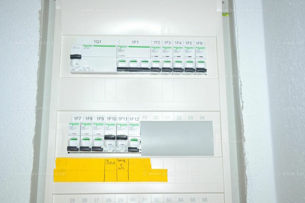 bib-lg17-elektroinstallation-0236 | Nach LV-Leistungsgruppen sortierte Detailfotos über den Bau eines Hauses. Alle Hausbau-Bilder direkt vom Urheber und Autor der Website Haus-Selber-Bauen.com