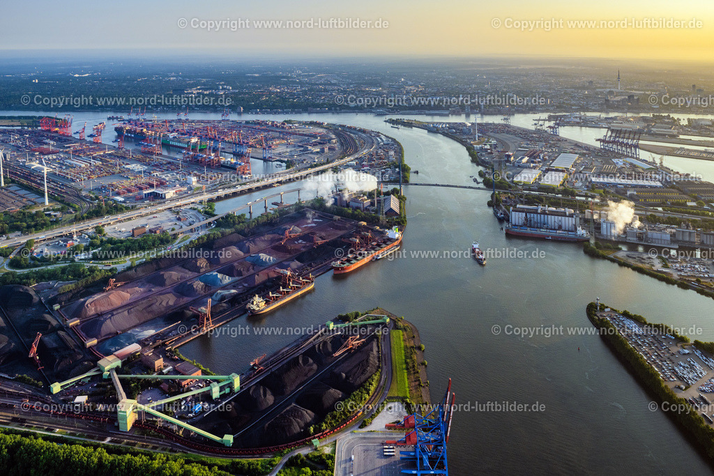 Hamburg_Waltershof_Hansaport_ELS_2952050623 | HAMBURG 05.06.2023 Belade- Verladestation für Sande und Schüttgüter im Hafenbereich Hansaport und Müllverwertungseinrichtung MVR Müllverwertung am Rugenberger Damm GmbH & Co. KG bei der Köhlbrandbrücke in Hamburg. Weiterführende Informationen bei: HPA Hamburg Port Authority,  MVR Müllverwertung Rugenberger Damm GmbH & Co. KG. // Loading zone for sand and bulk material in the harbour and refuse utilisation facility MVR Muellverwertung Rugenberger Damm GmbH & Co. KG at the Koehlbrandbruecke in Hamburg. Further information at: HPA Hamburg Port Authority,  MVR Muellverwertung Rugenberger Damm GmbH & Co. KG. Foto: Martin Elsen