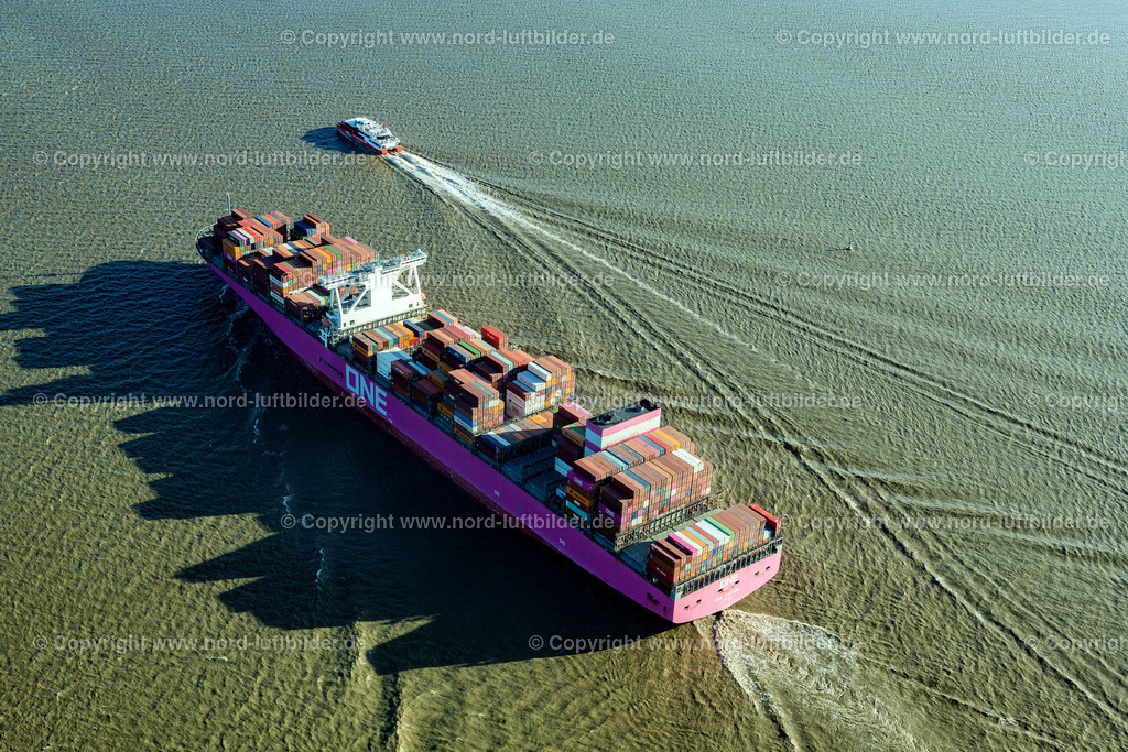 Halunder_Jet_Containerschiff_One_Falcon_Tokyo_ELS_2720140522 | GLüCKSTADT 14.05.2022 Fährschiff " Halunder Jet " auf der Elbe in Glückstadt im Bundesland Schleswig-Holstein, Deutschland. // Ferry ship " Halunder Jet " on the Elbe in Glueckstadt in the state Schleswig-Holstein, Germany. Foto: Martin Elsen
