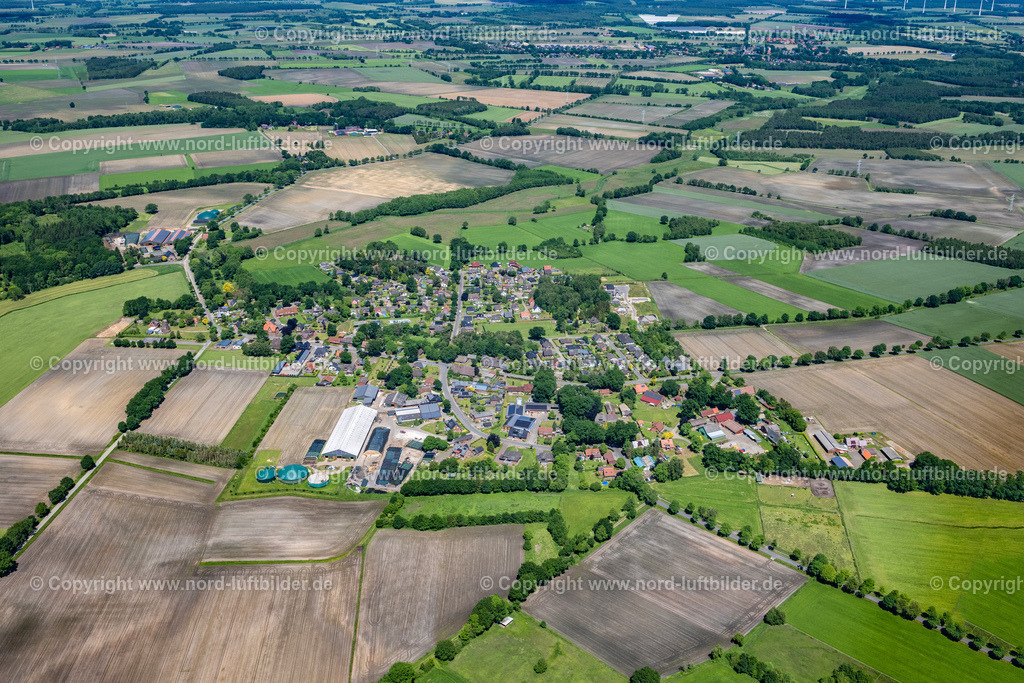 Kakerbeck_ELS_6200030622 | AHLERSTEDT 03.06.2022 Ortsansicht der Straßen und Häuser der Wohngebiete in Ahlerstedt Kakerbeck im Bundesland Niedersachsen, Deutschland. // Town View of the streets and houses of the residential areas in Ahlerstedt Kakerbeck in the state Lower Saxony, Germany. Foto: Martin Elsen