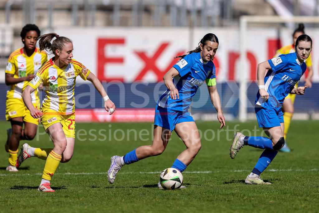 Fussball, 2. Frauen-Bundesliga, SV Meppen - 1. FC Union Berlin | v.li.: Pia Metzker (1. FC Union Berlin, 23) und Selma Licina (SV Meppen, 18) im Zweikampf, Duell, Dynamik, Aktion, Action, Spielszene, DIE DFB-RICHTLINIEN UNTERSAGEN JEGLICHE NUTZUNG VON FOTOS ALS SEQUENZBILDER UND/ODER VIDEOÄHNLICHE FOTOSTRECKEN. DFB REGULATIONS PROHIBIT ANY USE OF PHOTOGRAPHS AS IMAGE SEQUENCES AND/OR QUASI-VIDEO.