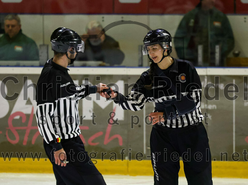 2023-03-07_041_TSV_Erding_gegen_ESC_Kempten | Erding, Deutschland, 07.03.2023:
Eishockey, Bayernliga Playoffs 2022 / 2023, Viertelfinale, TSV Erding gegen ESC Kempten, Endergebnis: 9:3

Schiedsrichterin Leonie Knapp

Foto: Christian Riedel / fotografie-riedel.net