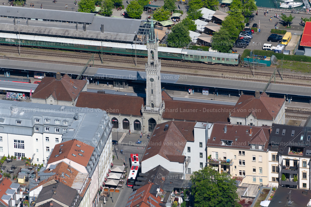 4032076 | KONSTANZ 12.06.2020 Gleisverlauf und Gebäude des Hauptbahnhofes am Konstanz Hafen im Ortsteil Altstadt in Konstanz am Bodensee im Bundesland Baden-Württemberg, Deutschland. Weiterführende Informationen bei: Deutsche Bahn AG. // Track layout and building of the main train station at Konstanz Hafen in the district Altstadt in Konstanz on Lake Constance in the state Baden-Wurttemberg, Germany. Further information at: Deutsche Bahn AG. Foto: Gerhard Launer