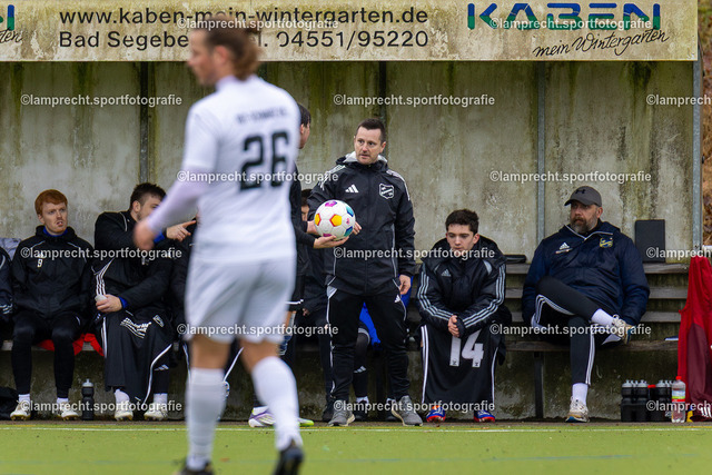 Fußball I Herren I Saison 2025-2026 I Landesfreundschaftsspiel I SC Rönnau - SSG Rot-Schwarz Kiel 105 | Pascal Lorenz (Trainer, SC Rönnau) - Realisiert mit Pictrs.com