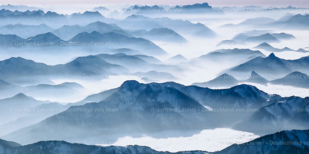 7000379 | Blick über die Bayerischen Alpen in Richtung Südwesten mit Blick auf Zugspitze