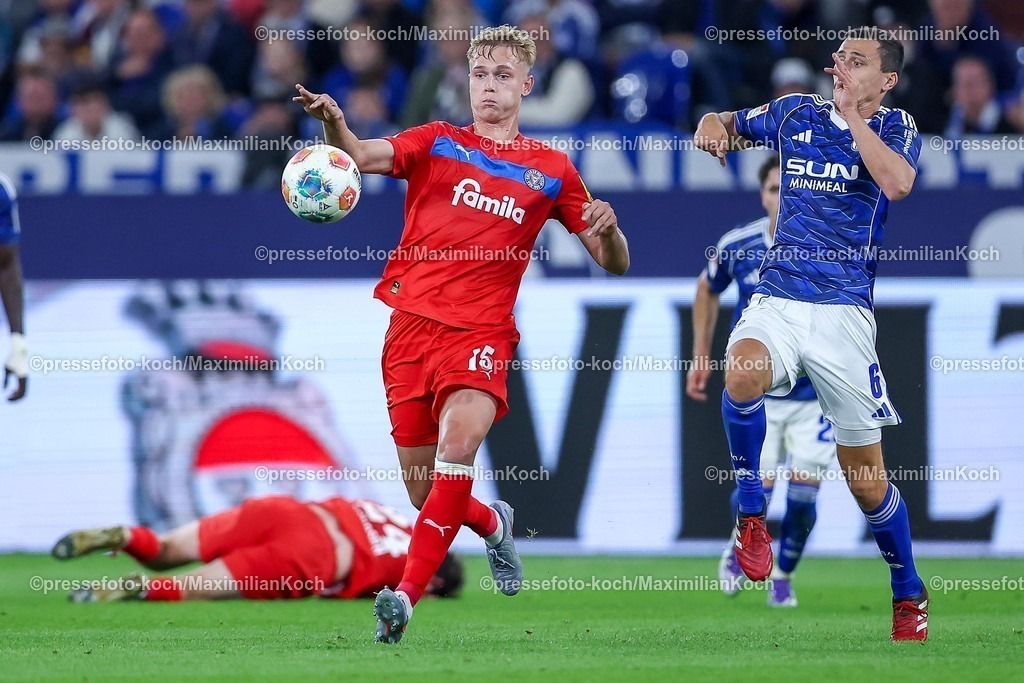 S0413092501102 | 13.09.2025, Fußball, FC Schalke 04 - Holstein Kiel, 5.Spieltag, 2. Fußball Bundesliga, Veltins-Arena Gelsenkirchen, Saison 2025 2026: Kasper Davidsen (Holstein Kiel #15) im Zweikampf gegen  Ron Schallenberg (Schalke04 #06) DFB regulations prohibit any use of photographs as image sequences and or quasi-video.