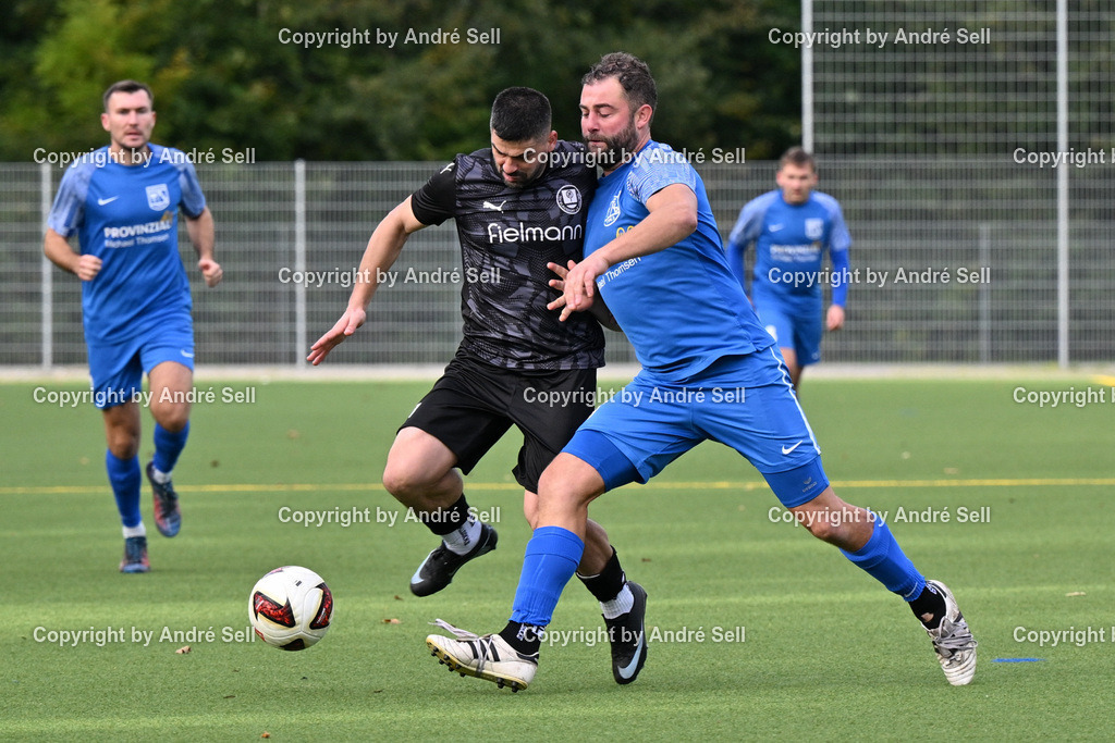 TSV Klausdorf vs SV Dörpum | Ditron Gashi (Klausdorf #7) vs Lars Peretzke  (Dörpum #5) / Fußball-Landesliga Schleswig Männer 2026/2027 / TSV Klausdorf vs SV Dörpum / Kunstrasenplatz Klausdorf / Schwentinental / 17.10.26 - Realisiert mit Pictrs.com