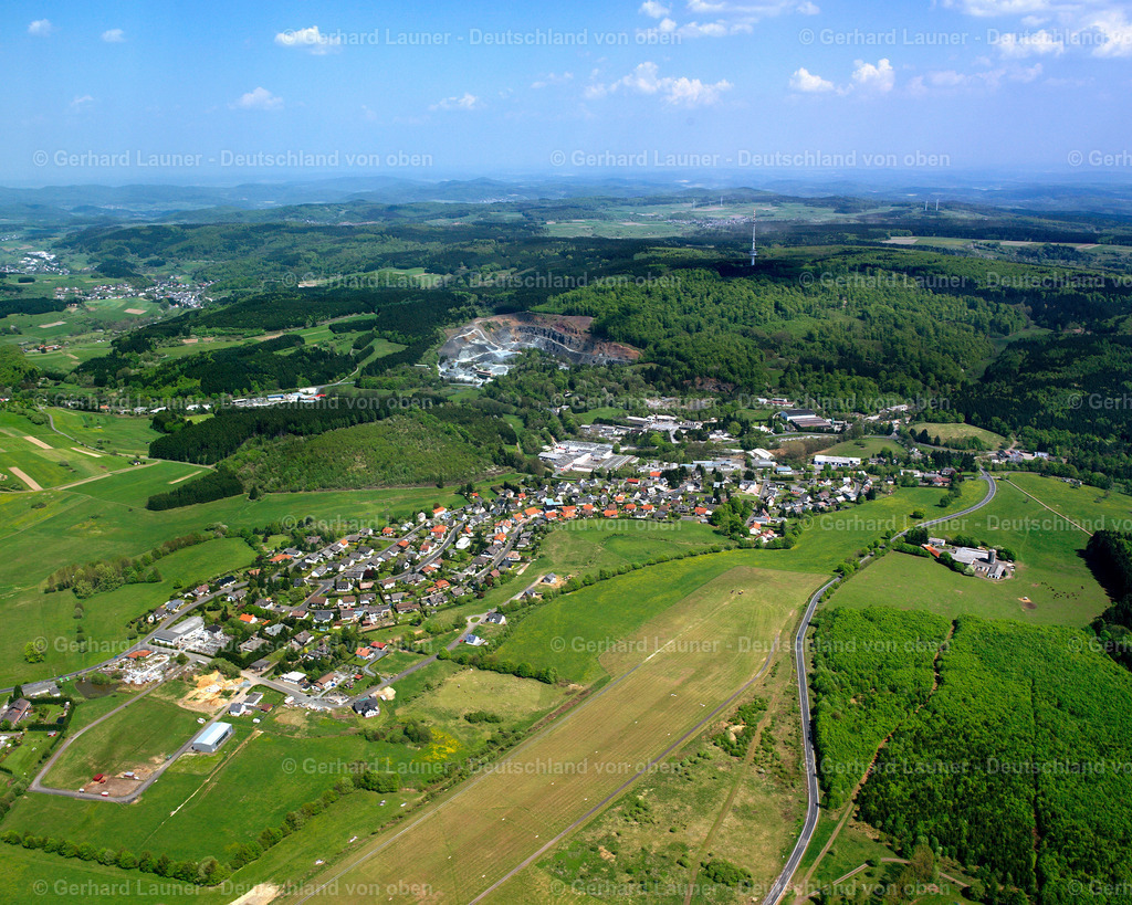 2610308 | HIRZENHAIN BAHNHOF 09.06.2006 Ortsansicht der Straßen und Häuser der Wohngebiete in Hirzenhain Bahnhof im Bundesland Hessen, Deutschland // Town View of the streets and houses of the residential areas in Hirzenhain Bahnhof in the state Hesse, Germany Foto: Gerhard Launer