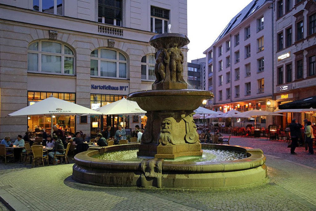 Drallewatsch Kneipenmeile - Lipsia Brunnen | Entdecke über 20 Kategorien Leipzig-Motive: Foto-Downloads, hochwertige Poster, Leinwand- & Fine-Art-Prints. Jetzt Lieblingsfoto im Bildlexikon Leipzig Shop bestellen!