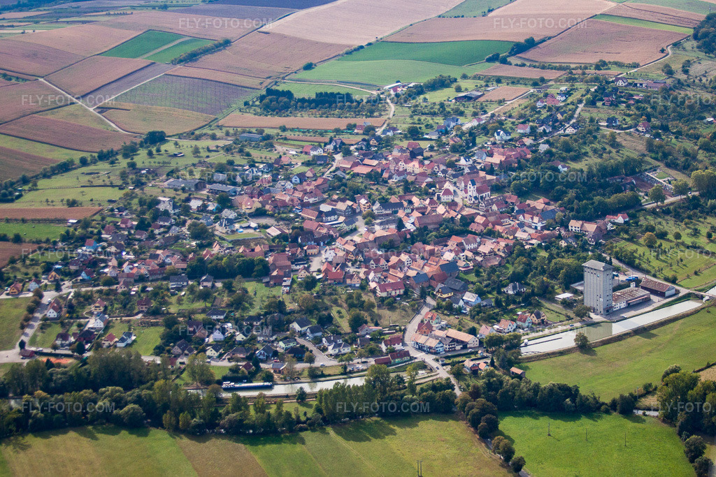 Aerial view: View of the town in Mommenheim in the state Bas-Rhin, France. – Photo: IMG_53551.jpg taken on 09/30/2012 by Werner Riehm/FLY-FOTO.com – Resolution of the original: 3572 x 2381 px
