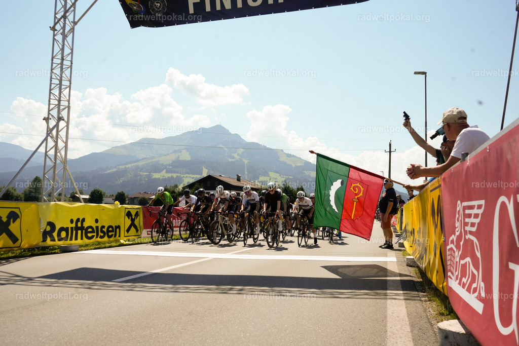 106_20230817_Bewerb_Maenner_Muehlanger | AUT - OESTERREICH, 2023-08-16: SPORT RENNRAD-FAHREN - 55. INTERNATIONALER RADWELTPOKAL IN ST. JOHANN IN TIROL  - Vintage-Radrennen mit WM-Bronze-Medaillen-Siegerin Christina Schweinberger, den Teilnehmer und Alexander Baumann (vom Orginastions-Team) - TAG 2 BEWERB MAENNER IN SECHS GRUPPEN  ; Foto: Roland Muehlanger