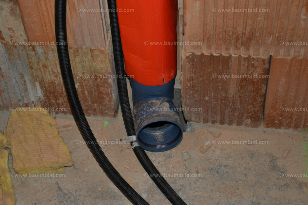 bib-lg15-sanitaer-0039 | Nach LV-Leistungsgruppen sortierte Detailfotos über den Bau eines Hauses. Alle Hausbau-Bilder direkt vom Urheber und Autor der Website Haus-Selber-Bauen.com