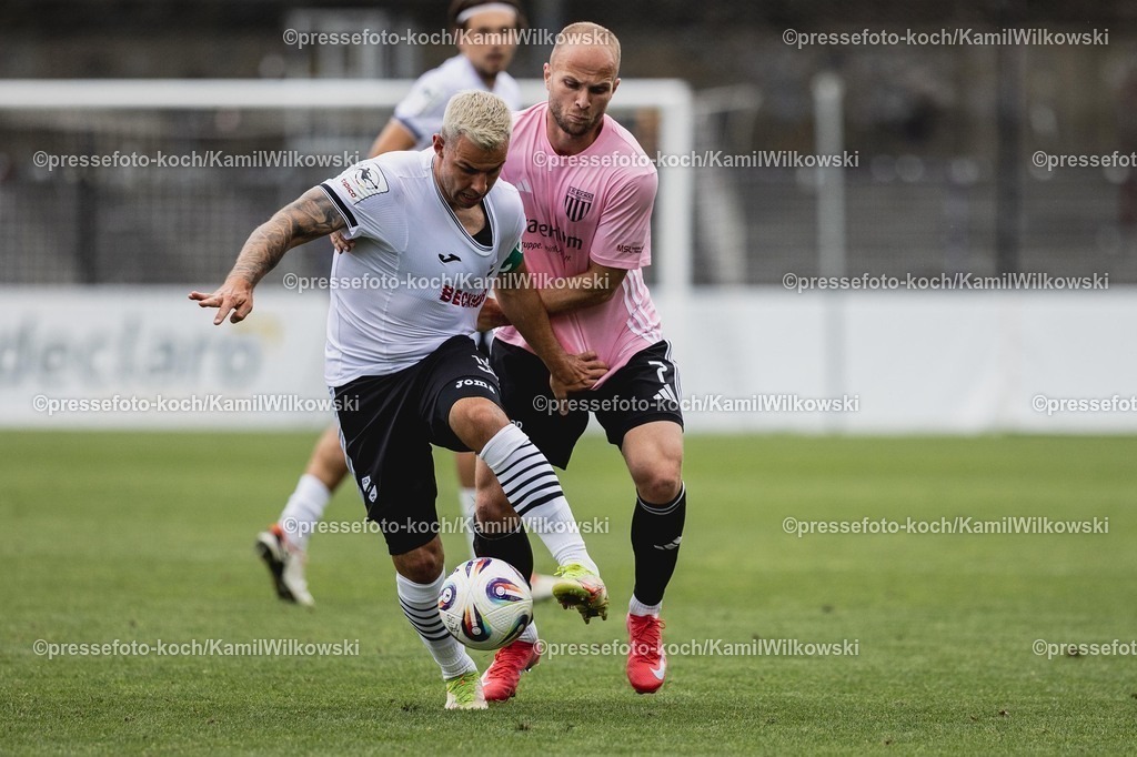 xkwi15072501037 | 15.07.2025, xkwix, Fußball, SC Verl - 1. FC Bocholt, Sportclub Arena: Niko Kijewski (SC Verl #19) im Zweikampf gegen Patrick Kurzen (1.FC Bocholt #7) 