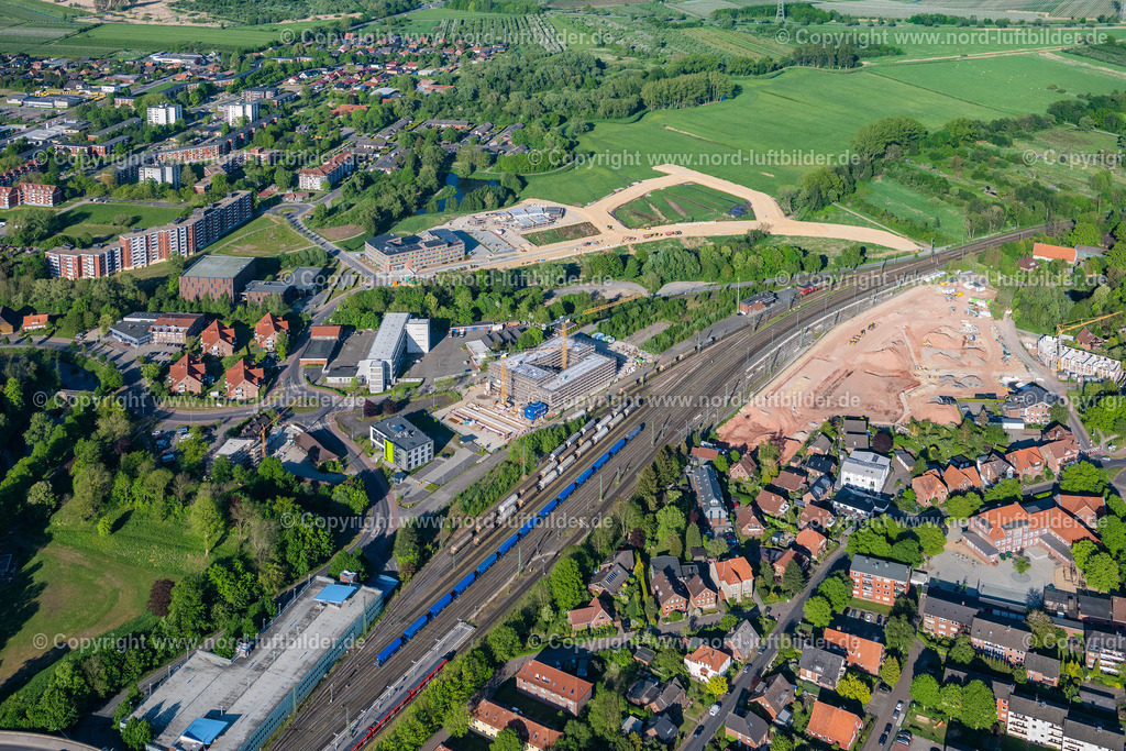 Stade_Baustelle_Ehemals_Minaralöl_Werk_und_Bahnhof_ELS_2309140522 | STADE 14.05.2022 Entwicklungsgebiet der Industriebrache des ehemaligen Mineralölwerkes Neubau einer Straße an der Straße Hinterm Teich in Stade im Bundesland Niedersachsen, Deutschland. // Development area of industrial wasteland on street Hinterm Teich in Stade in the state Lower Saxony, Germany. Foto: Martin Elsen