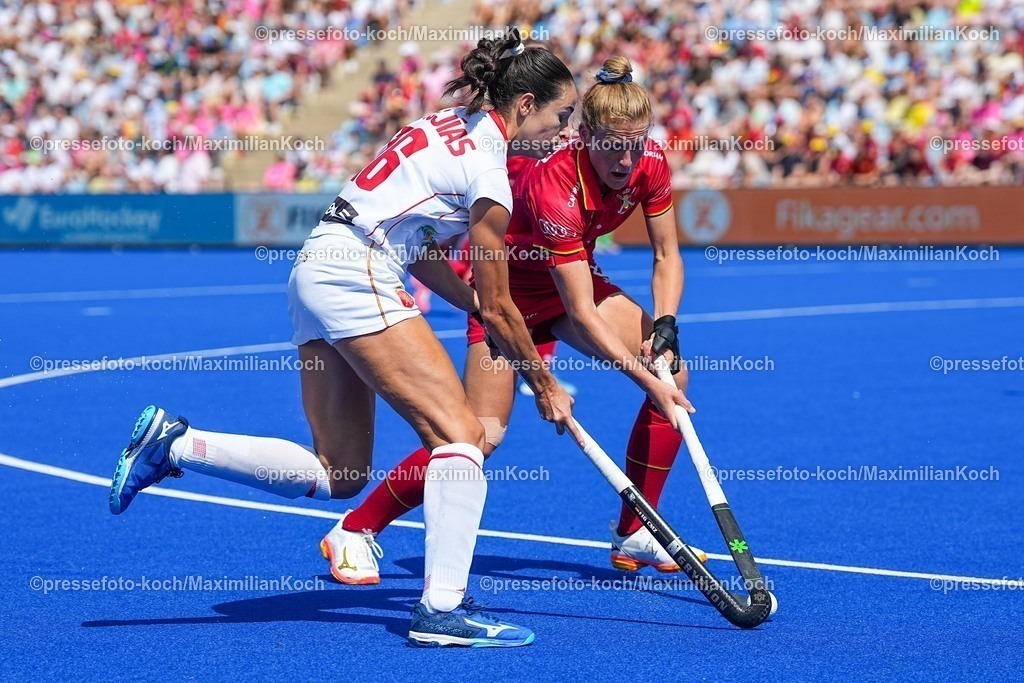 xydrx10082502003 | 10.08.2025, xydrx, Frauen EuroHockey Championship 2025, Gruppenphase, Gruppe B, Belgien - Spanien, Sparkassenpark Mönchengladbach: Candela Mejias (ESP #16) im Zweikampf gegen Ema Puvrez (BEL #8)