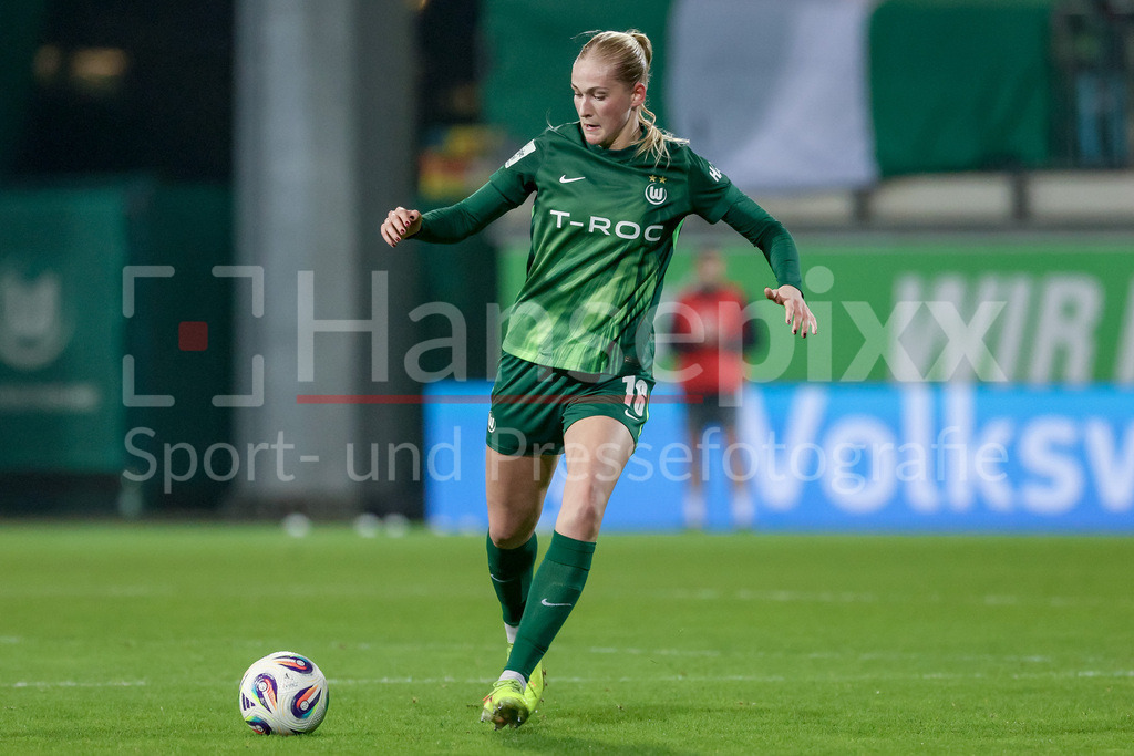 Fussball, Google Pixel Frauen-Bundesliga, VfL Wolfsburg - Hamburger SV | Camilla Küver (VfL Wolfsburg, 16) am Ball, Freisteller, Einzelbild, Ganzkörper, Aktion, Action, Spielszene, DIE DFB-RICHTLINIEN UNTERSAGEN JEGLICHE NUTZUNG VON FOTOS ALS SEQUENZBILDER UND/ODER VIDEOÄHNLICHE FOTOSTRECKEN. DFB REGULATIONS PROHIBIT ANY USE OF PHOTOGRAPHS AS IMAGE SEQUENCES AND/OR QUASI-VIDEO.