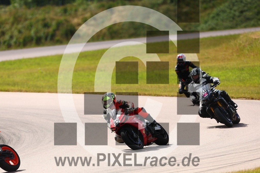 0854-20260605_00875 | Schöne Erinnerungen an spannende Momente - das festzuhalten ist unser Job. PIXELrace.de ist seit 2003 auf den Rennstrecken Europas unterwegs um die Action draußen beim Fahren und die wunderbare Stimmung imm Fahrerlager für euch einzufangen.