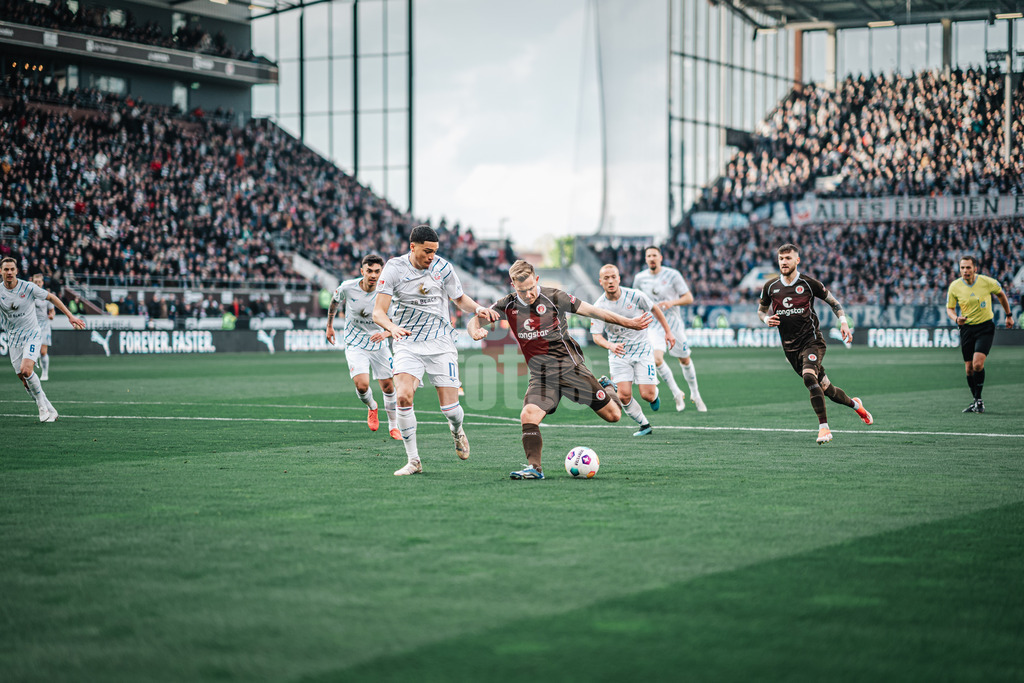 Fußball | Männer | Saison 2023/2024 | 2. Fußball-Bundesliga | 31. Spieltag | FC St. Pauli vs. FC Hansa Rostock | 26.04.2024 | Johannes Eggestein (#11, FC St. Pauli) beim Versuch einen Abschlusses gegen Jonas David (#17, FC Hansa Rostock)