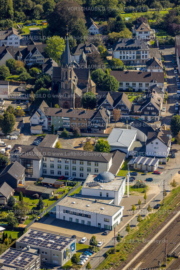 Lennestadt230910531Meggen | Luftbild, Kath. Kirche St. Bartholomäus, Franziskus Grundschule, Moschee DITIB Türkisch Islamische Gemeinde zu Lennestadt e.V., Meggen, Lennestadt, Sauerland, Nordrhein-Westfalen, Deutschland