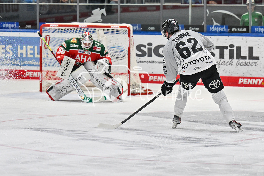 Augsburger Panther - Kölner Haie | in dieser Szene erzielt Parker TUOMIE (Koelner Haie #62) den Treffer zum 1-3 / Strauss MANN (Augsburger Panther #38) / Tor / Treffer / DEL: Augsburger Panther - Koelner Haie, Curt Frenzel Stadion am 02.03.2025