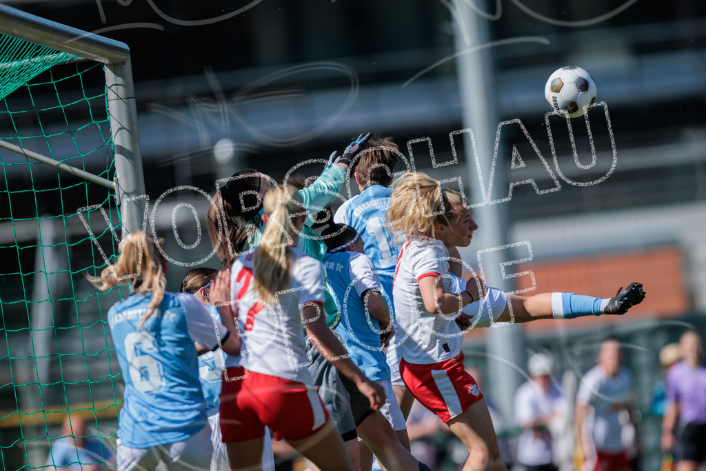 Gipfeltreffen der Frauen: Finale um den Sachsenlotto Landespokal 2026 | Am 1. Mai 2026 trafen im Endspiel des Sachsenlotto Landespokals die Frauen des Chemnitzer FC und die zweite Mannschaft von RasenBallsport Leipzig aufeinander. Vor stimmungsvoller Kulisse kämpften beide Teams ab 15:00 Uhr um die begehrte Trophäe des sächsischen Fußballs. Diese Galerie zeigt die Highlights, packende Zweikämpfe und die emotionalsten Momente des Finaltags. - Realisiert mit Pictrs.com