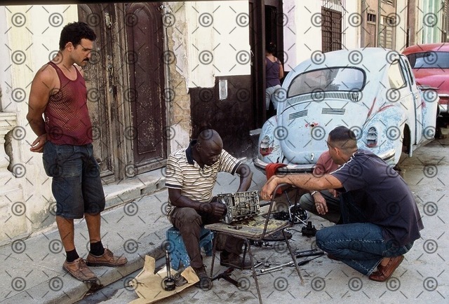 RGE-0023 | Kubaner reparieren auf einer Straße in Havanna einen alten VW-Käfer.   Fotograf.. Ralf Gebhardt - Realisiert mit Pictrs.com