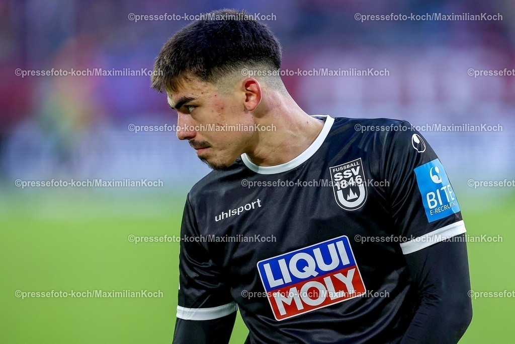 Due01022502171 | 01.02.2025, Fußball, Fortuna Düsseldorf - SSV Ulm 1846, 2.. Fußball Bundesliga, 20. Spieltag, Merkur Spiel-Arena, Saison 2024 2025: Aaron Keller (SSV Ulm #16)DFB regulations prohibit any use of photographs as image sequences and or quasi-video.