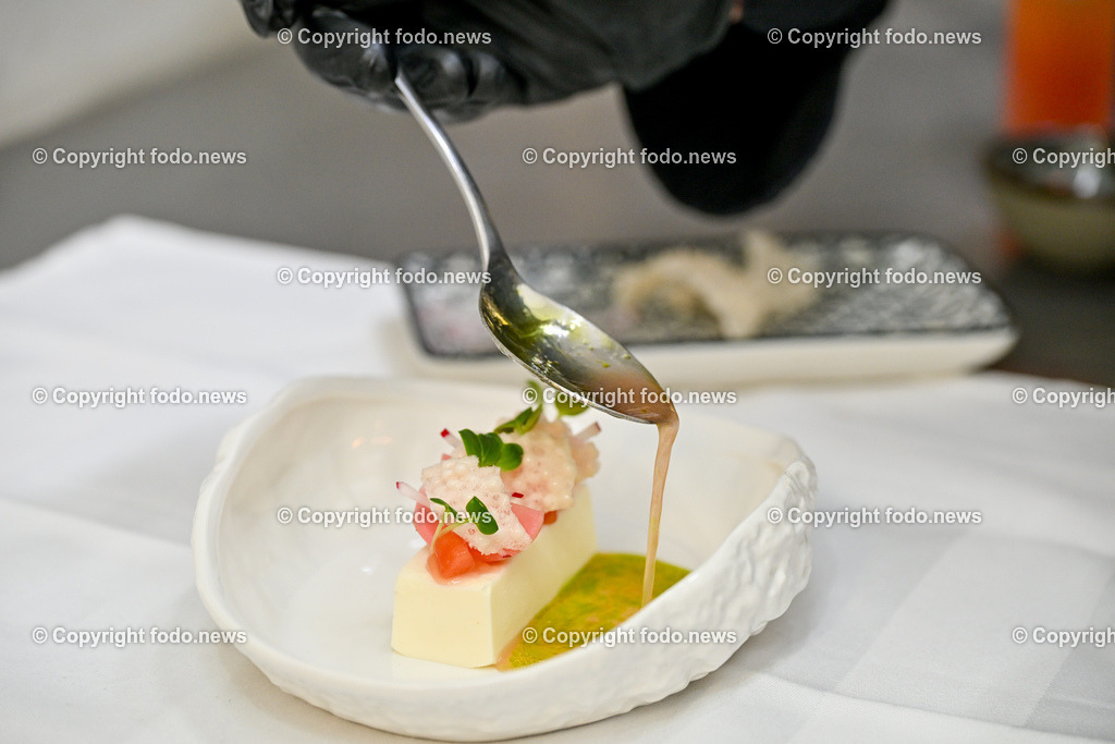 Kliemstein_ Restaurant_ 06.06.2024-10 | 06.06.2024, Linz, AUT, Kliemstein im Salzamt Linz, im Bild Andreas Zika (Kuechenchef) beim anrichten des Bruckner Menue im Kliemstein und Vino Vitis, Restaurant, Gastronomie