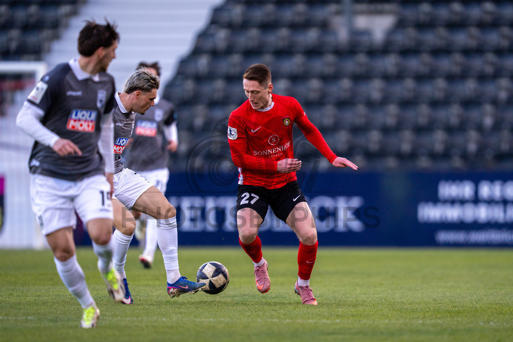 SG Sonnenhof Grossaspach vs. SSV Ulm 1846 Fussball, Fussball, WFV-Pokal, Viertelfinale, 01.04.2026 | Loris Maier (SG Sonnenhof Grossaspach, #27) am Ball,SG Sonnenhof Grossaspach vs. SSV Ulm 1846 Fussball, Fussball, WFV-Pokal, Viertelfinale, 01.04.2026