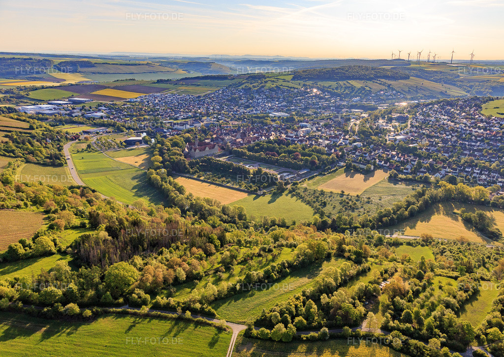 Luftbild: Ortübersicht aus Westen in Weikersheim im Bundesland Baden-Württemberg in Deutschland. Foto: IMG_146389.jpg vom 10.05.2025 durch Werner Riehm/FLY-FOTO.de