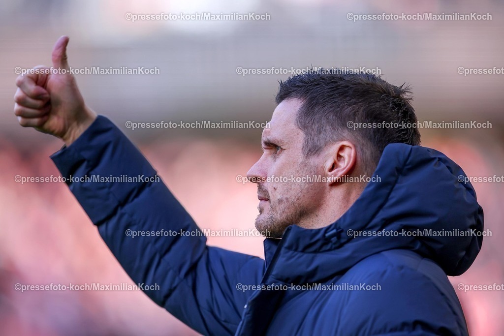 BVB08022501018 | 08.02.2025, Fußball, Borussia Dortmund - VfB Stuttgart, 1. Fußball Bundesliga, 21. Spieltag, Signal Iduna Park, Saison 2024 2025: Sebastian Kehl (Sportdirektor BVB) zufrieden gestikulierendDFB regulations prohibit any use of photographs as image sequences and or quasi-video.
