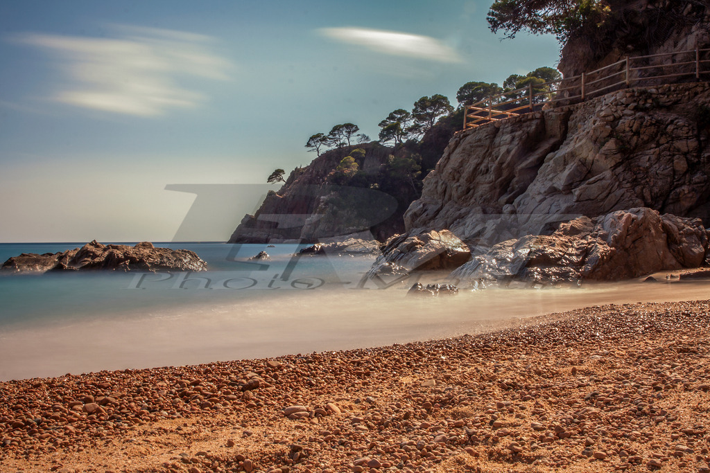 Kleine Bucht Carlos | Versteckt zwischen Cala Llevadó und Cala Figuera liegt die kleine Bucht Carlos – umgeben von unberührter Natur und fernab vom Trubel. Nur 3 km von Tossa de Mar entfernt findet man hier groben Sand, Kieselsteine und kristallklares Wasser. - Realisiert mit Pictrs.com