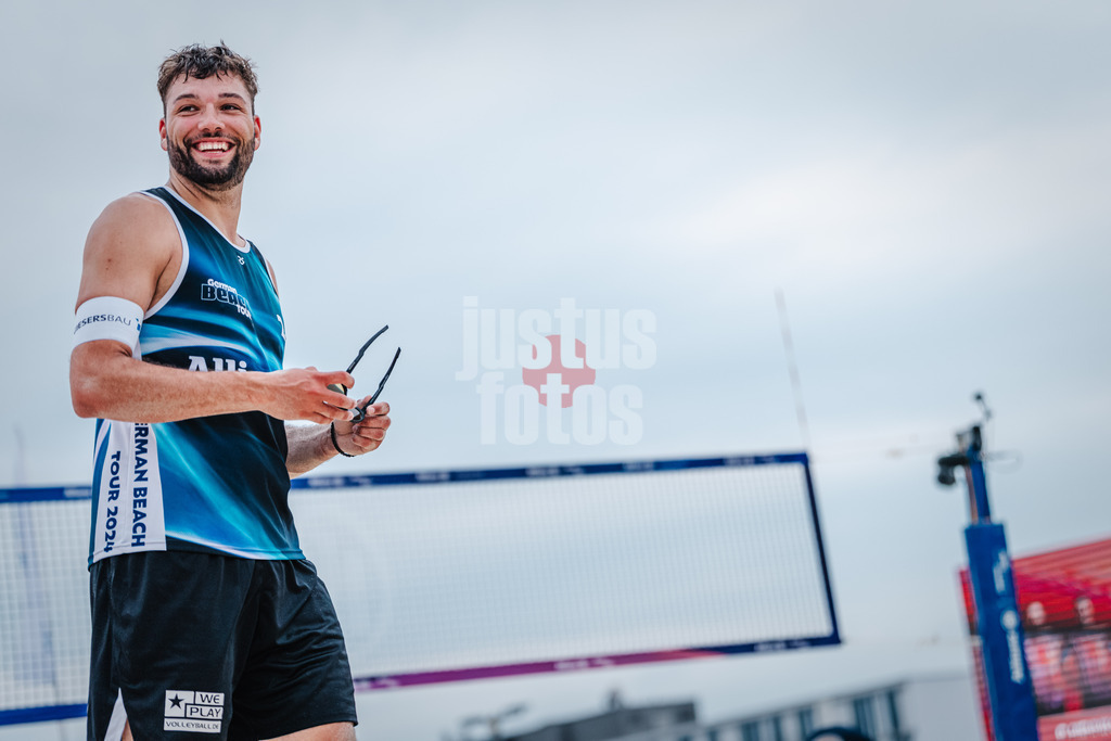 Beachvolleyball | Männer | German Beach Tour 2024 | Tourstop Bremen | 07.06.2024 | Nico Wegner fröhlich lächelnd Portrait