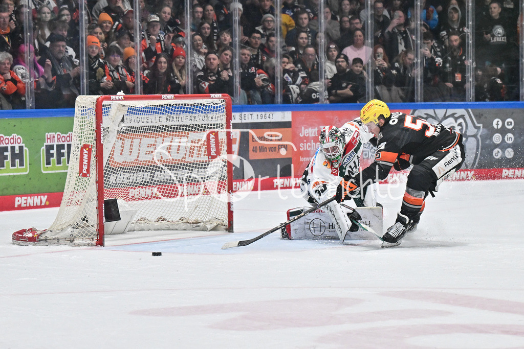 Löwen Frankfurt -Augsburger Panther | in dieser Szene haelt Strauss MANN (Augsburger Panther #38) einen Penalty von Maksim MATUSHKIN (Löwen Frankfurt #52) / DEL: Loewen Frankfurt - Augsburger Panther, Eissporthalle Frankfurt am 14.02.2025