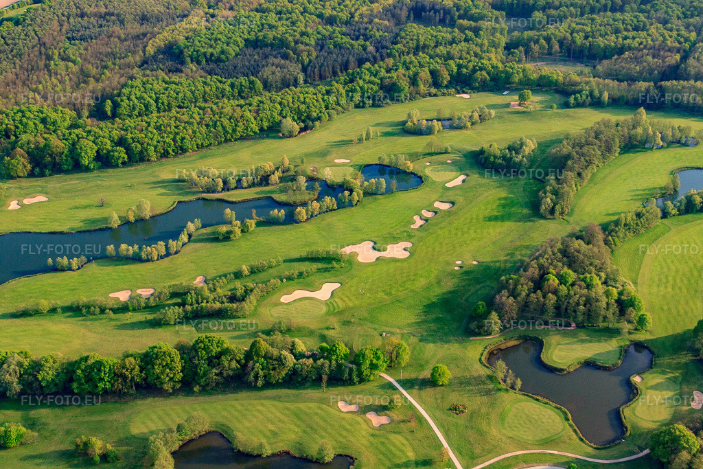 Vue aérienne: Étangs et greens du club de golf de Baden-Baden Soufflenheim à Soufflenheim dans le département Bas Rhin, France – .Photo: IMG_39498.jpg prise le 14/04/2011 par Werner Riehm/FLY-FOTO.eu – Résolution de l'original: 4752 x 3168 px
