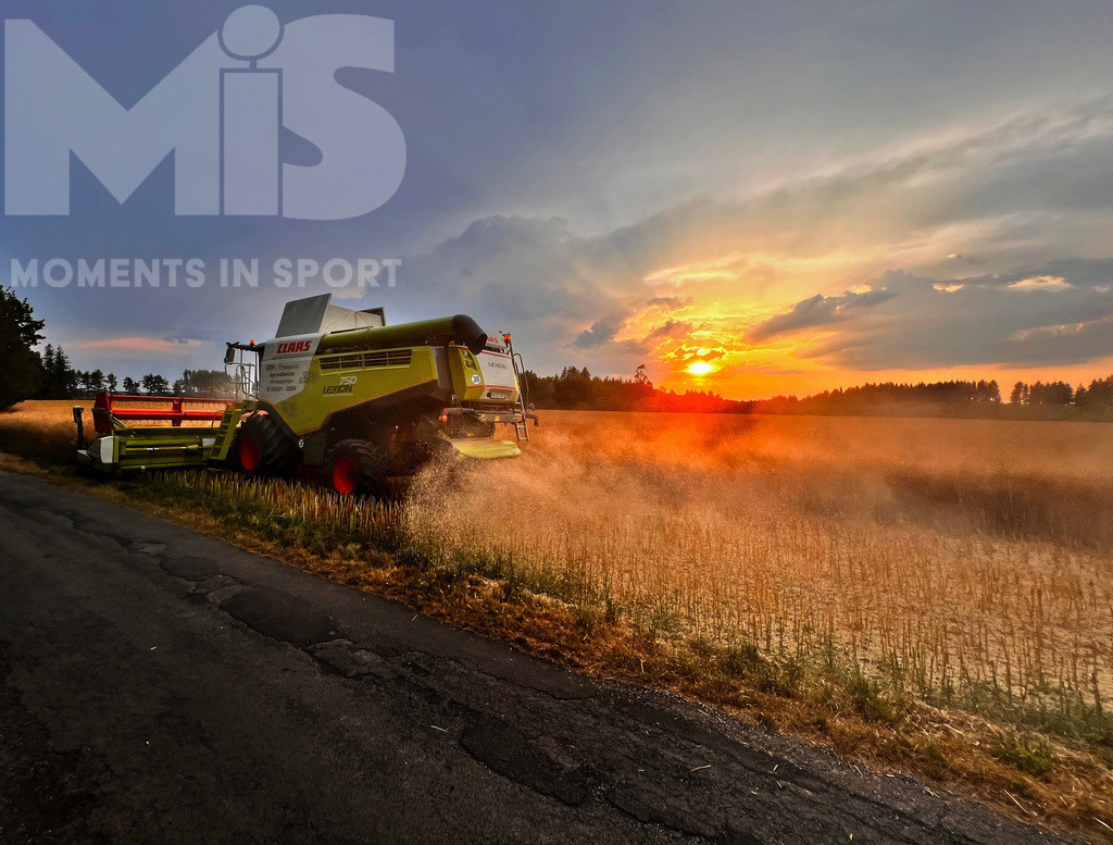 MIS_180818cm005 | 26.07.2022,  Bad Wörishofen, Unterallgäu, Getreidefeld wird im Sonnenuntergang mit Mähdrescher abgeerntet. - Realisiert mit Pictrs.com