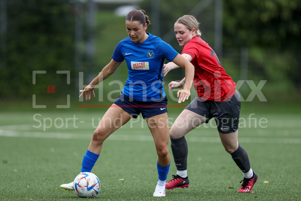 Fussball, Aufstiegsrunde Regionalliga Nord Frauen, FC Union 60 - SC Victoria Hamburg | v.li.: Finja Paape (SC Victoria Hamburg, 17) und Marei Meyer (FC Union 60 Bremen, 18) im Zweikampf, Duell, Dynamik, Aktion, Action, Spielszene