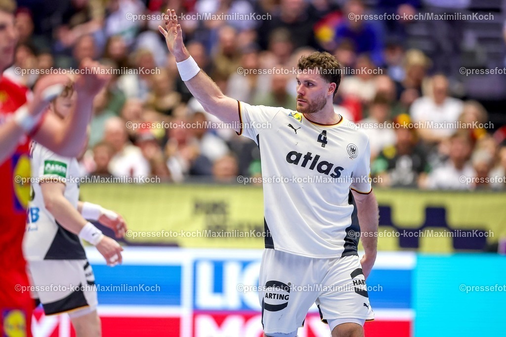 EHF15012602162 | 15.01.2026, Handball, Men's EHF EURO 2026, Deutschland - Österreich, Jyske Bank Boxen in Herning, Dänemark, Preliminary Round:  Johannes Golla (Germany #04) jubelnd