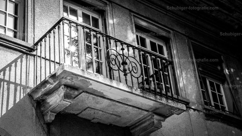 alter Balkon | Balkon mit Eisengeländer eines alten Gebäudes - Realisiert mit Pictrs.com
