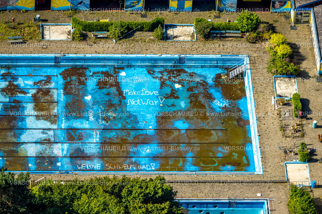 Schwelm240813735 | Luftbild, Schwelmebad Freibad, Graffiti Schriftzüge, WE LOVE SCHWELMEBAD, Make Love Not War, Schwelm, Ruhrgebiet, Nordrhein-Westfalen, Deutschland