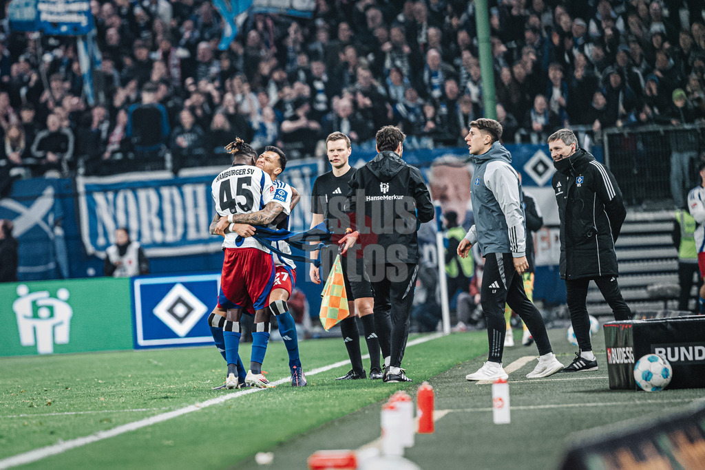 Fußball | Männer | Saison 2024/2025 | 2. Fußball-Bundesliga | 23. Spieltag | Hamburger SV vs. 1. FC Kaiserslautern | 21.02.2025 | Fabio Balde (#45, HSV) nach seinem Tor in den Armen von Davie Selke (#27, HSV)