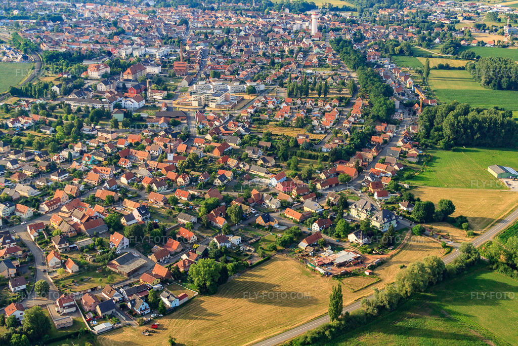 Aerial view: View of the town from the south in Bischwiller in the state Bas-Rhin, France. – Photo: IMG_30384.jpg taken on 07/09/2010 by Werner Riehm/FLY-FOTO.com – Resolution of the original: 4752 x 3168 px
