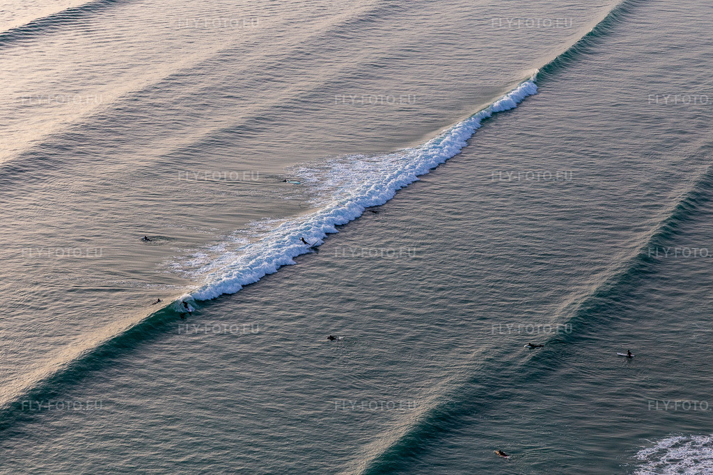Vue aérienne: Wave surfeurs devant la Plage de Tronoën à Saint-Jean-Trolimon dans le département Finistère, France. Photo: IMG_132554.jpg prise le 17/06/2022 par Werner Riehm/FLY-FOTO.eu – Résolution de l'original: 5472 x 3648 px