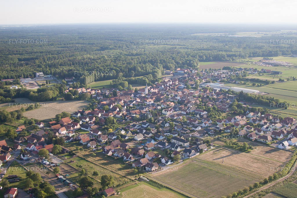 Aerial view: View of the town in Niederrœdern in the state Bas-Rhin, France.Photo: IMG_58008.jpg taken on 06/16/2013 by Werner Riehm/FLY-FOTO.comResolution of the original: 4752 x 3168 px