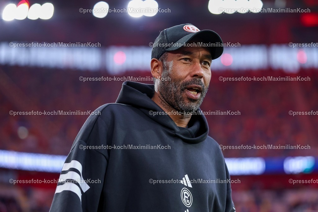F9503102501023 | 03.10.2025, Fußball, Fortuna Düsseldorf - 1.FC Nürnberg, 2. Fußball Bundesliga, Merkur Spiel-Arena, Saison 2025 2026: Cheftrainer Daniel Thioune (Fortuna Düsseldorf #hc)  DFB regulations prohibit any use of photographs as image sequences and or quasi-video.